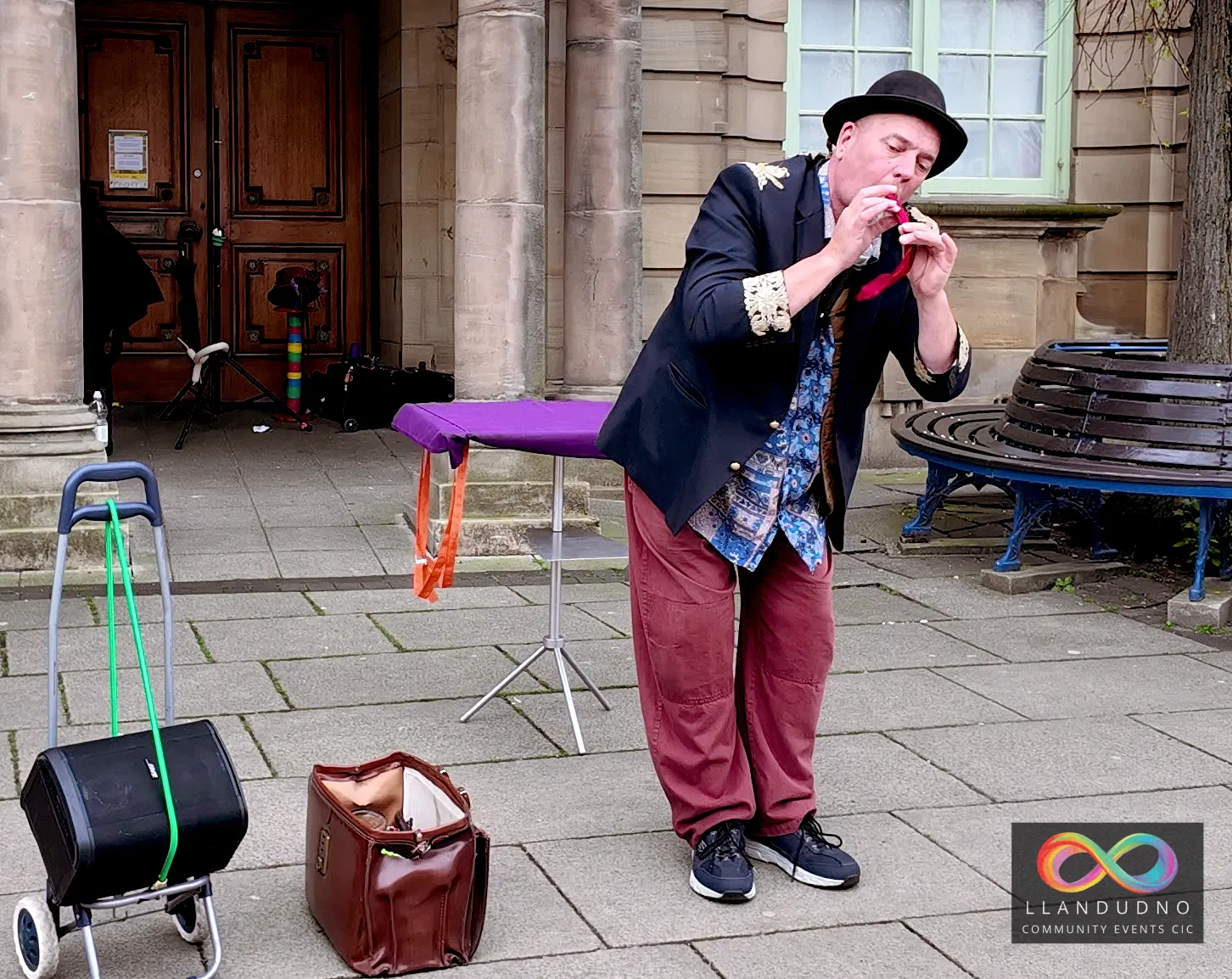 Mario Morris street magician